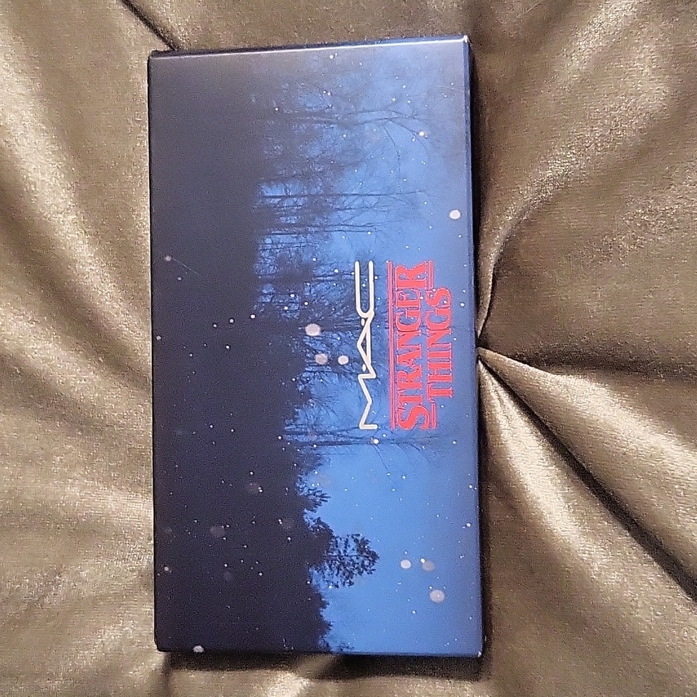 MAC Cosmetics The Void Eye Palette / MAC x Stranger Things